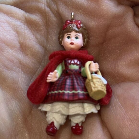 Vintage new in box 2004 Hallmark Classic Red Riding Hood Miniature ornament - Picture 4 of 6